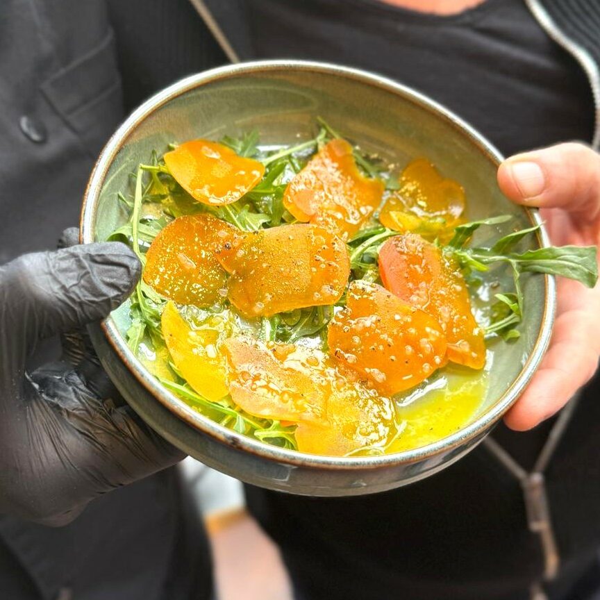 Carpaccio-boutargue Assiette carpaccio boutargue Memmi, roquette, citron caviar en assaisonnement